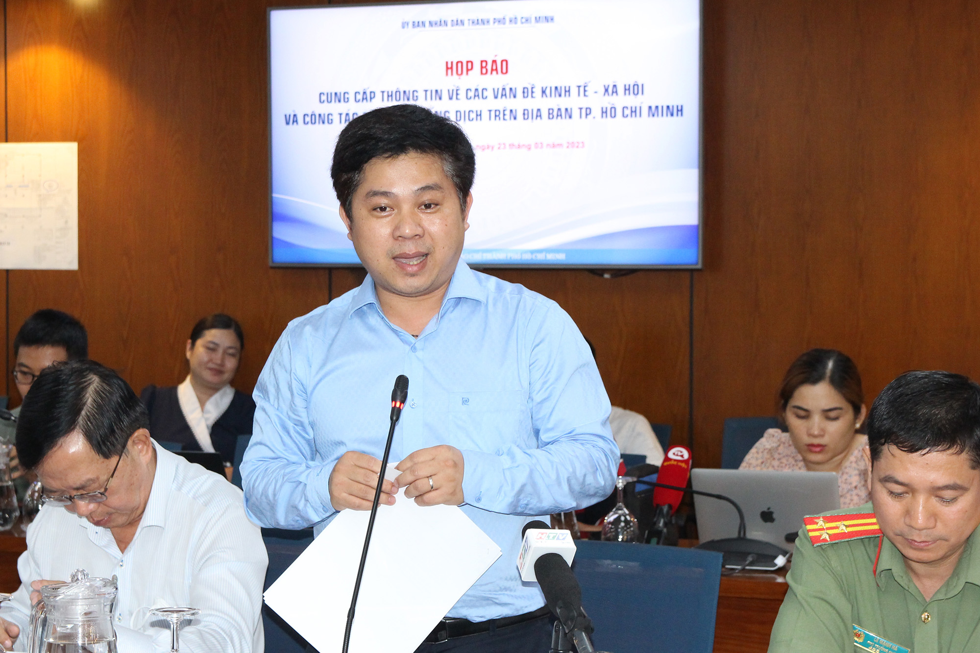 Chánh Văn phòng Sở GD&ĐT Thành phố Hồ Tấn Minh phát biểu tại buổi họp báo (Ảnh: H.Hào).